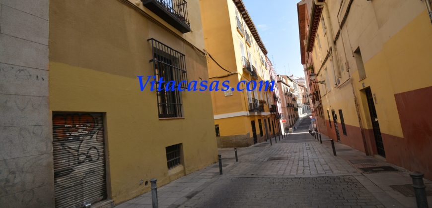 Venta de piso en Tirso De Molina. Madrid