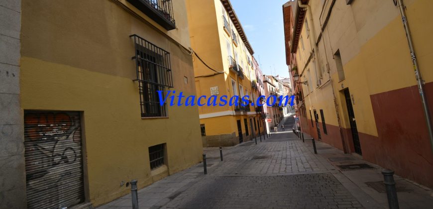 Venta de piso en Tirso De Molina. Madrid