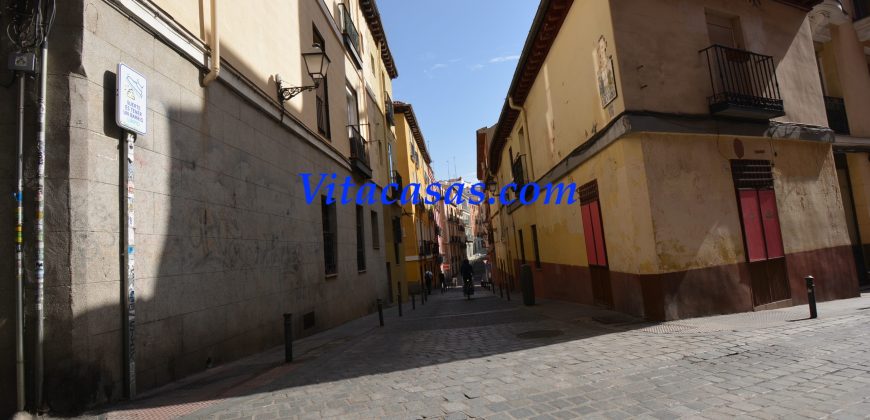 Venta de piso en Tirso De Molina. Madrid