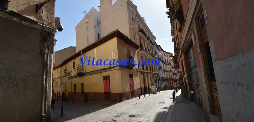 Venta de piso en Tirso De Molina. Madrid